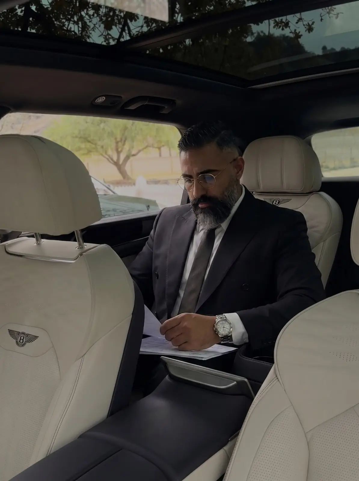 Ömer Kaya im Fond eines Wagens mit Unterlagen