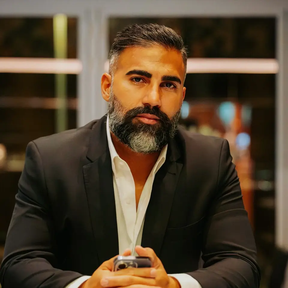 Ömer Kaya am Tisch, Blick in die Kamera